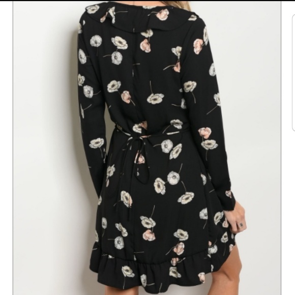 Last 1  Black floral ruffled wrap dress - Picture 2 of 6